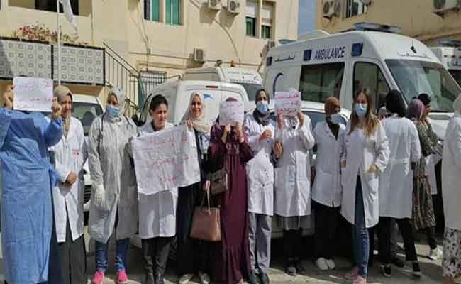 وقفة احتجاجية على إثر تعرض ممرض لاعتداء مسلح بالوحدة الاستشفائية بوفاريك