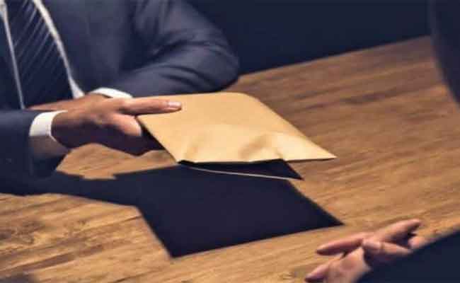 الإطاحة برئيس بلدية متلبسا بـ20 مليون سنتيم رشوة من مقاول بالعاصمة...