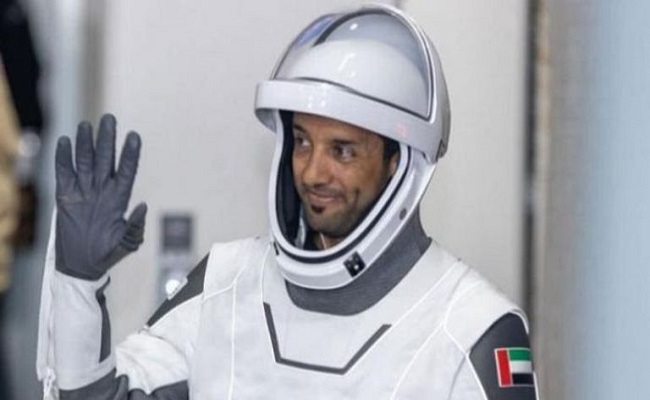مكالمة من الفضاء مع سلطان النيادي...