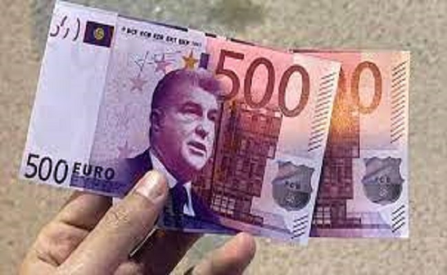 جماهير ريال مدريد تتظاهر بنقود تحمل صور لابورتا...