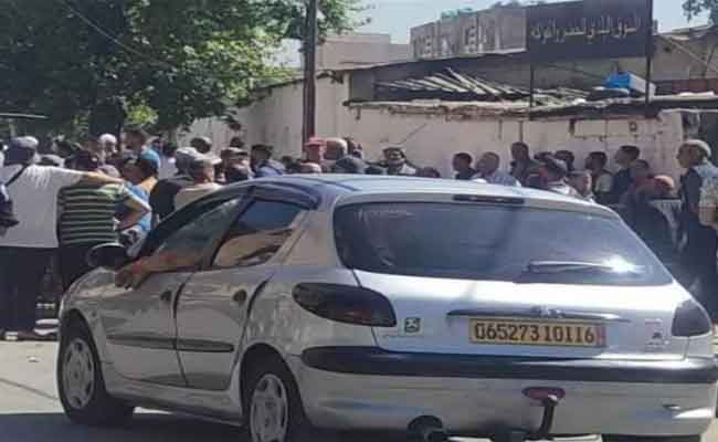 احتجاج تجار بسوق الجملة لبيع الخضر والفاكهة في بوفاريك
