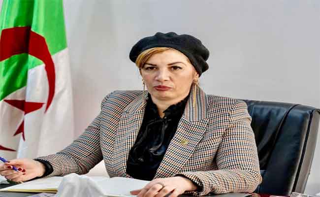صورية مولوجي تترأس حفل توزيع الجوائز على المتوجين بجائزة