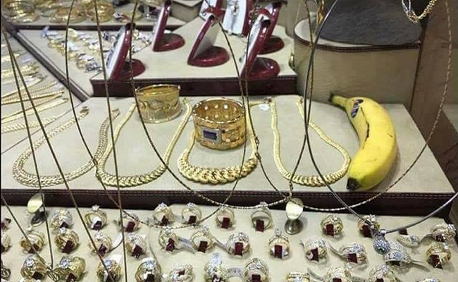 الموز يفضح الإنجازات الوهمية لدمية الجنرالات تبون