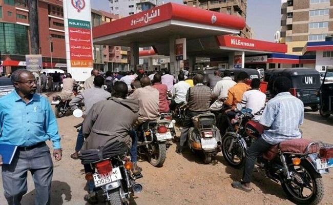 السودان يرفع سعر البنزين