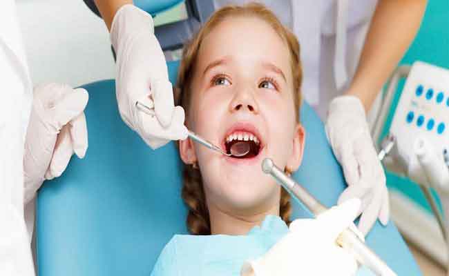 نصيحة تضمن صحة أسنان أولادك لمدى الحياة وفق طبيبة...