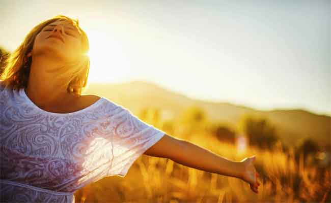 بعد إصابة امرأة بالعمى الجزئي...ما طرق الوقاية من أشعة الشمس؟