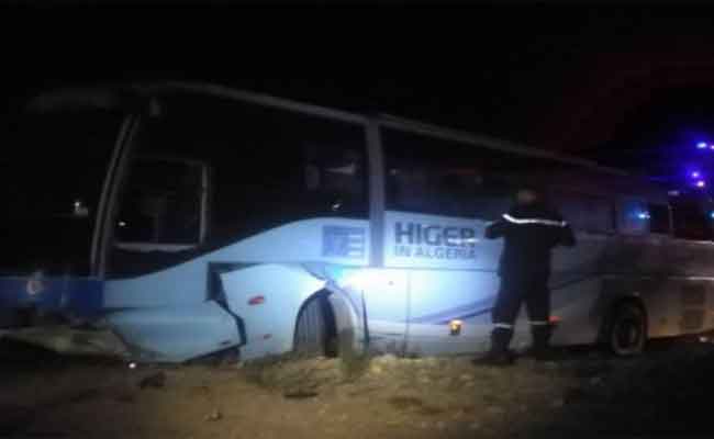 اصطدام بين سيارة وحافلة لنقل المسافرين يخلف قتيلا و10 مصابين بالجلفة