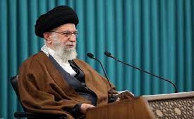 خامنئي: أياد أجنبية تعمل على خلق مشاكل بين إيران وجاراتها