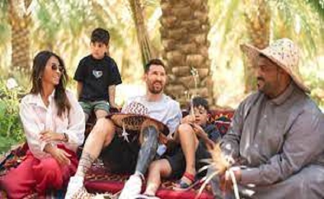 ميسي يعتذر بسبب رحلته إلى السعودية دون إذن...