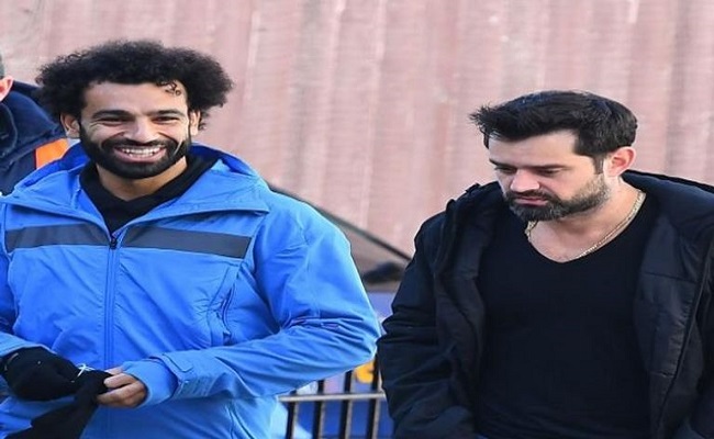 وكيل محمد صلاح يثير الجدل برسالة غامضة...