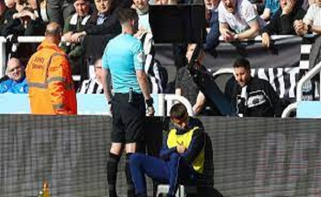 السماح للمشاهدين بالاستماع للمحادثات بين الحكم ومسؤولي الـVAR في مباراة ليفربول وليستر سيتي...