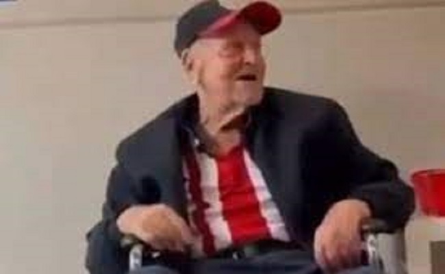تشيفاس يدعو مشجعا عمره 103 أعوام لحضور نهائي الدوري المكسيك...