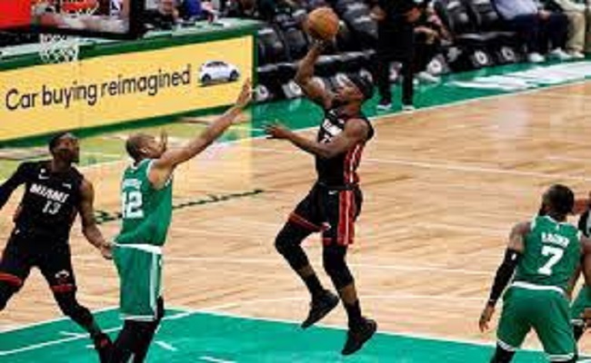 NBA ميامي يفوز بالمباراة السابعة ويبلغ نهائي دوري السلة الأمريكي...