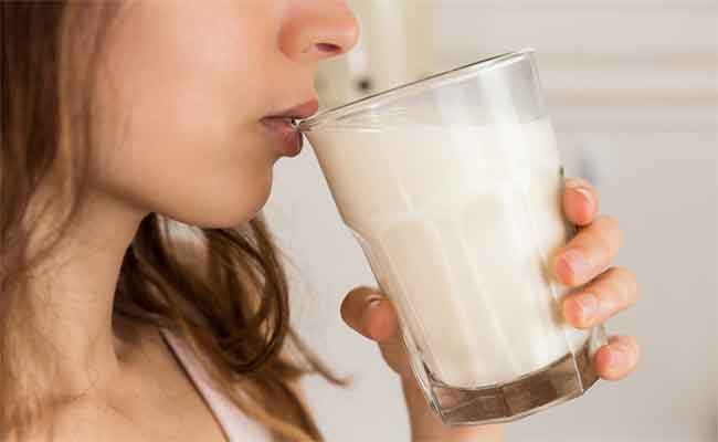 فوائد شرب الحليب قبل النوم...هل يمنحكِ فعلاً ليلة هانئة؟