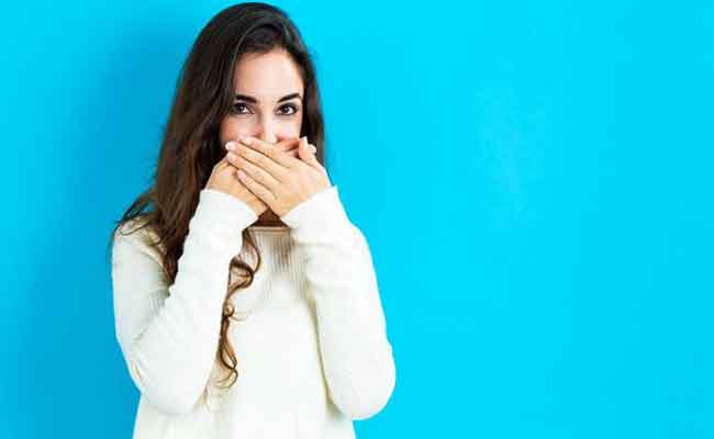 أسباب بلع الريق المتكرر النفسية...اكتشفيها لتجنّب المحفزات