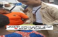 كودي جاكبو يوزع الطعام على الأطفال في توغو موطن والده...