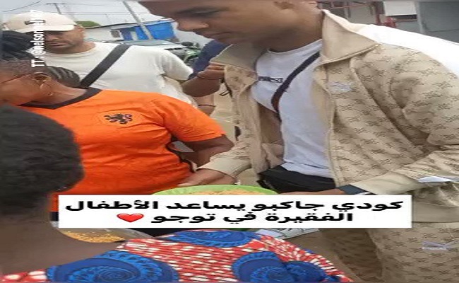 كودي جاكبو يوزع الطعام على الأطفال في توغو موطن والده...