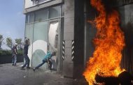 في ظل فراغ سياسي لبنانيون يحرقون المصارف للمطالبة بأموالهم