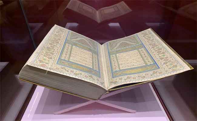 مولوجي تمنح شيخ الزاوية البكرية النسخة النادرة من المصحف العثماني...