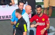 برونو فيرنانديز يمنع تين هاغ من الاحتجاج على حكم مباراة...