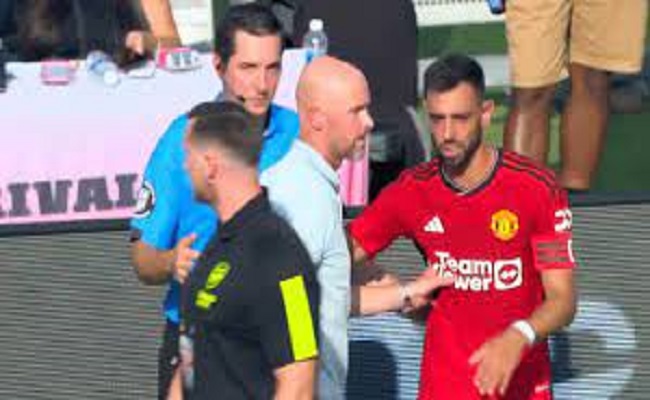 برونو فيرنانديز يمنع تين هاغ من الاحتجاج على حكم مباراة...