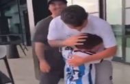 ميسي يحقق حلم الطفل مانو الذي يخضع للحقن بهرمونات النمو...