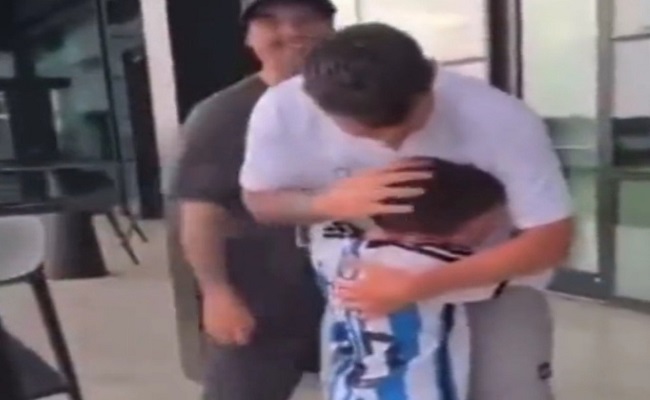 ميسي يحقق حلم الطفل مانو الذي يخضع للحقن بهرمونات النمو...