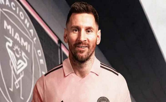 ميسي يصل أمريكا استعدادًا لتقديمه لاعبًا في إنتر ميامي...