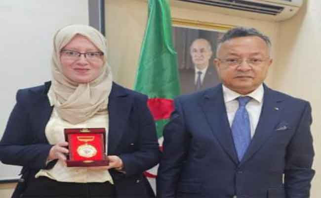 تكريم بداري للباحثة الجزائرية أمينة شحطو