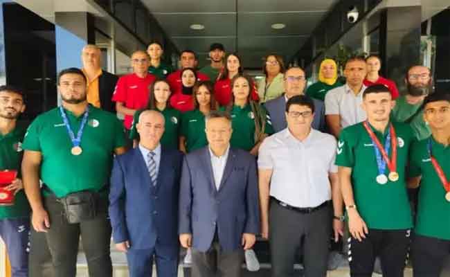 استقبال بداري للطلبة المتوجين في الألعاب العالمية الجامعية بالصين