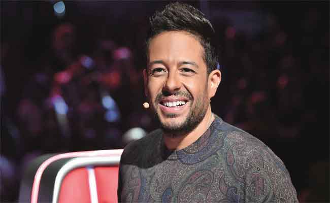 محمد حماقي يتألق في اللون الرومانسي ب