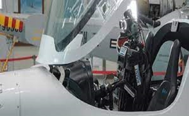 تطوير روبوت بشري قادر على قيادة الطائرات...