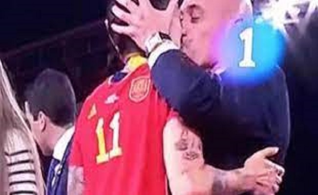 روبياليس يعتذر بعد تقبيل جينيفر هيرموسو...