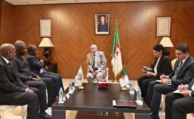 عطاف يستقبل مجموعة من سفراء دول