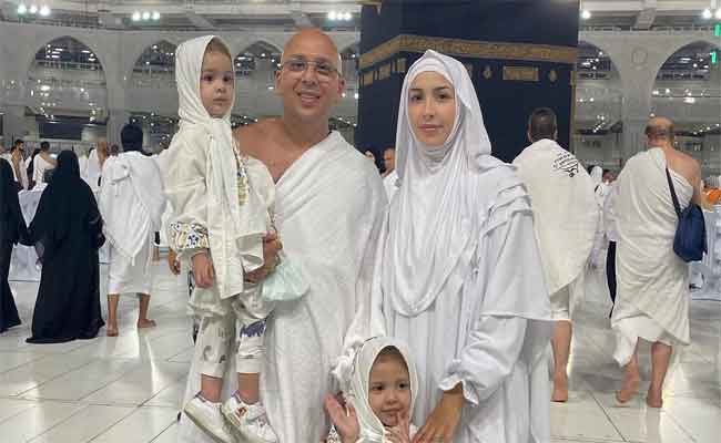 تزامنا مع ذكرى المولد النبوي...جنات تؤدي مناسك العمرة برفقة أسرتها الصغيرة