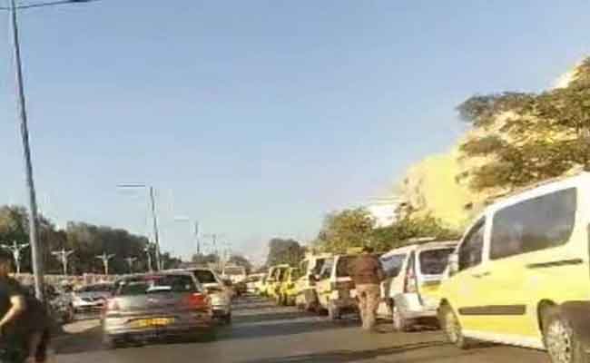 احتجاج العشرات من سائقي سيارات الأجرة للمطالبة بالحماية بالبليدة