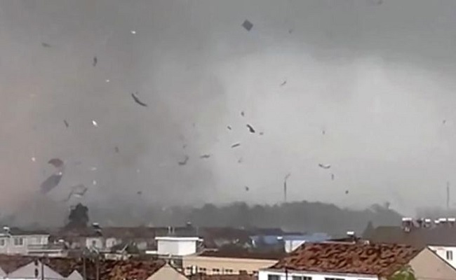 عاصفة تقتل 10 أشخاص وتدمر 137 منزلا في الصين