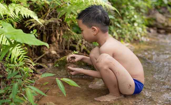 أسباب وأعراض اضطراب بيكا لدى الأطفال وطرق علاجه