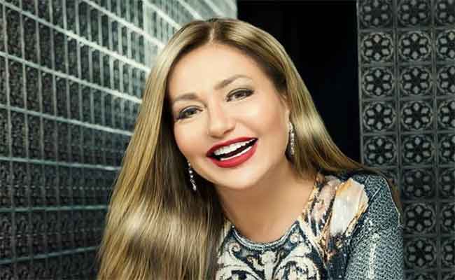 ليلى علوي تقدم أول بطولاتها المسرحية في