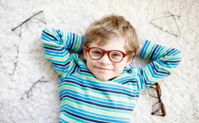 أعراض تشير إلى حاجة طفلك إلى ارتداء النظارات الطبية...