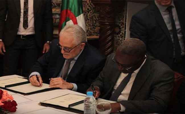 توقيع اتفاقية بين المجلس الأعلى للشباب ومسجد باريس الكبير