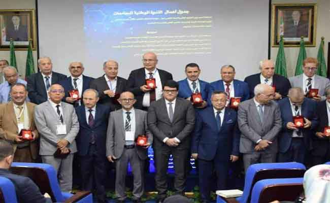 وزير التعليم العالي يكرم 23 مدير جامعة بوسام الاستحقاق