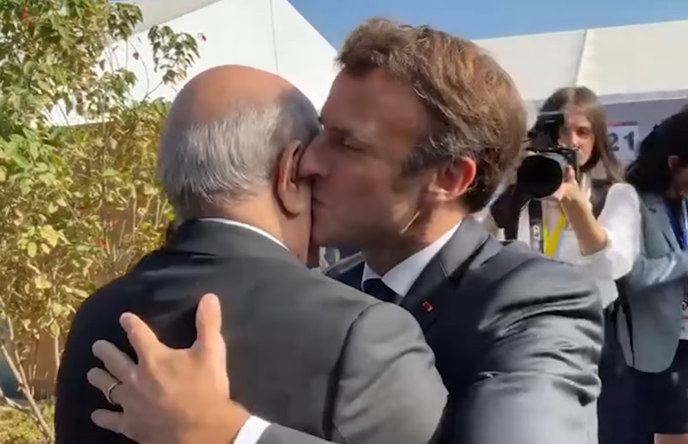 فضيحة من العيار الثقيل الجزائر ترسل الى أهل غزة الصابون والكفن بدل الأدوية والسلاح التي وعد بها الكلب تبون