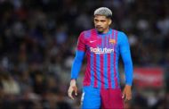 رونالد أراوخو غادر مباراة برشلونة وبورتو وهو يعرج
