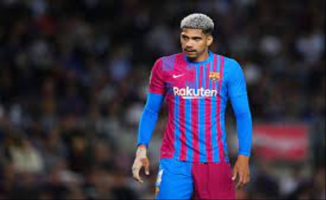 رونالد أراوخو غادر مباراة برشلونة وبورتو وهو يعرج