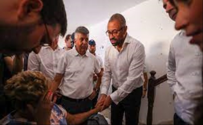صواريخ حماس تجبر وزير الخارجية البريطاني على الهروب للاحتماء