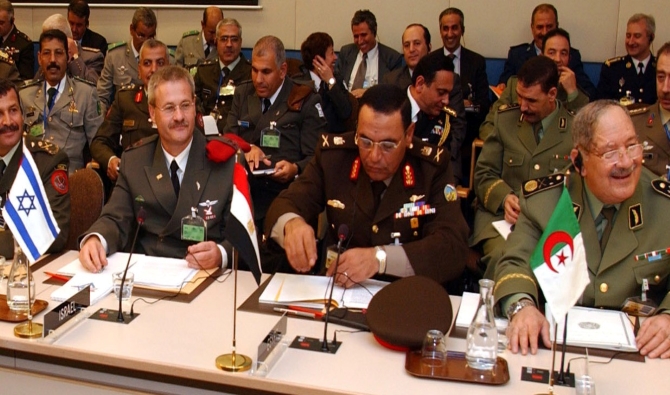 الجنرالات يعقدون صفقات السلاح والغاز مع إسرائيل ويتهمون دول الجوار بالخيانة