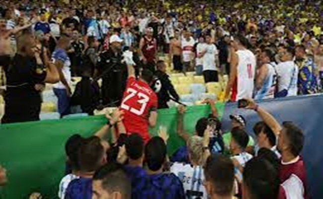 إيميليانو مارتينيز يحاول انتزاع عصا ضابط شرطة خلال اشتباكه مع جماهير الأرجنتين...