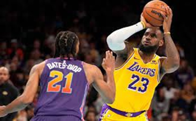 NBA ليبرون جيمس يقود لوس أنجلوس ليكرز للفوز على فينيكس صنز...