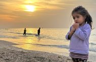 البحر يعجز عن غسل هموم نازحي غزة